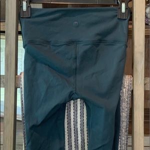 Lululemon 🍋 reveal crops stripes 17” SZ 4